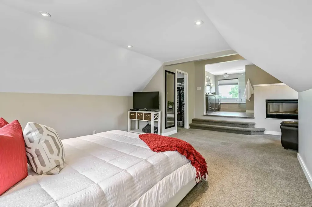 39 Canova Close SW Calgary AB T2W 3P7
