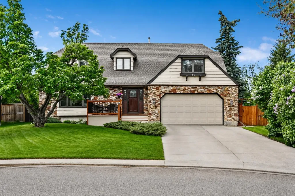 39 Canova Close SW Calgary AB T2W 3P7