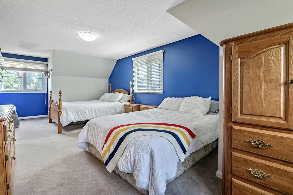 39 Canova Close SW Calgary AB T2W 3P7