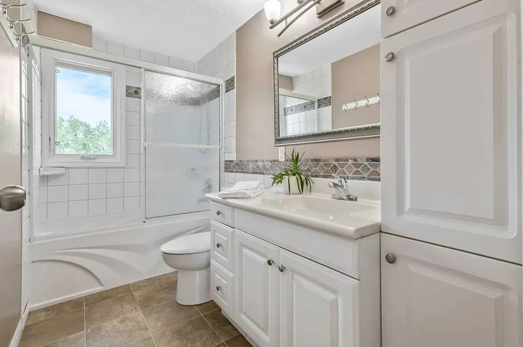 39 Canova Close SW Calgary AB T2W 3P7