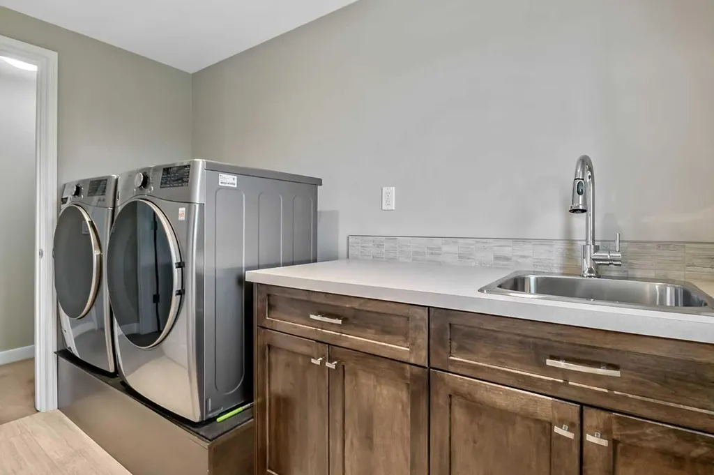 39 Canova Close SW Calgary AB T2W 3P7