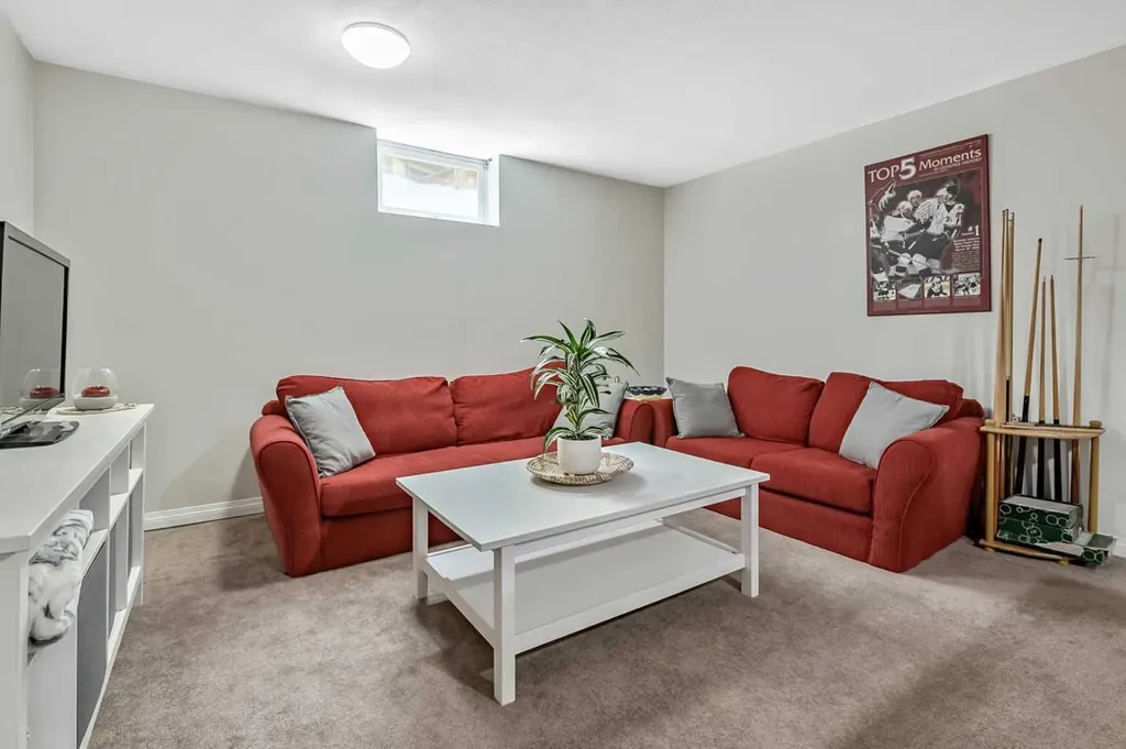 39 Canova Close SW Calgary AB T2W 3P7
