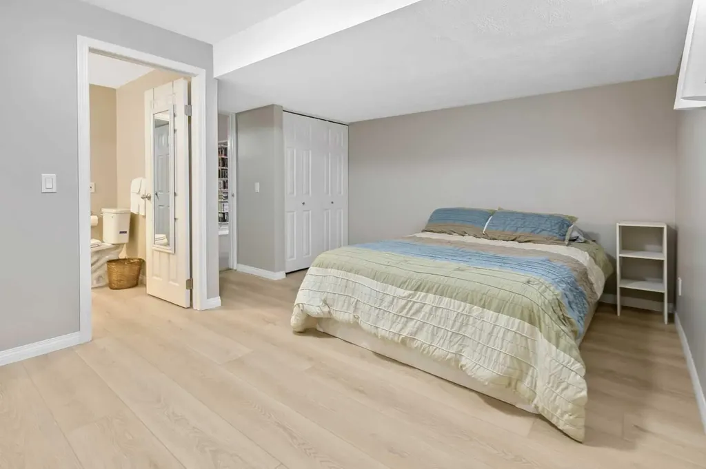 39 Canova Close SW Calgary AB T2W 3P7
