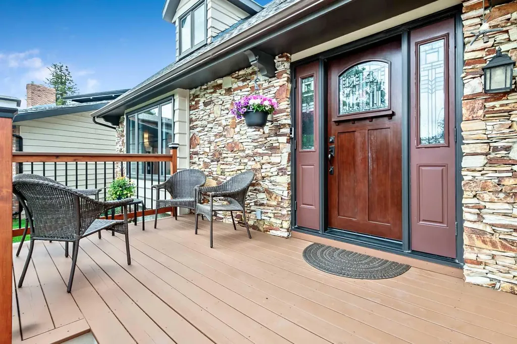39 Canova Close SW Calgary AB T2W 3P7