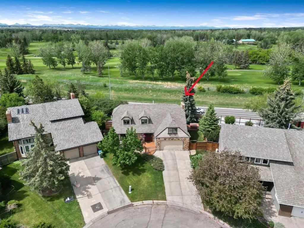 39 Canova Close SW Calgary AB T2W 3P7