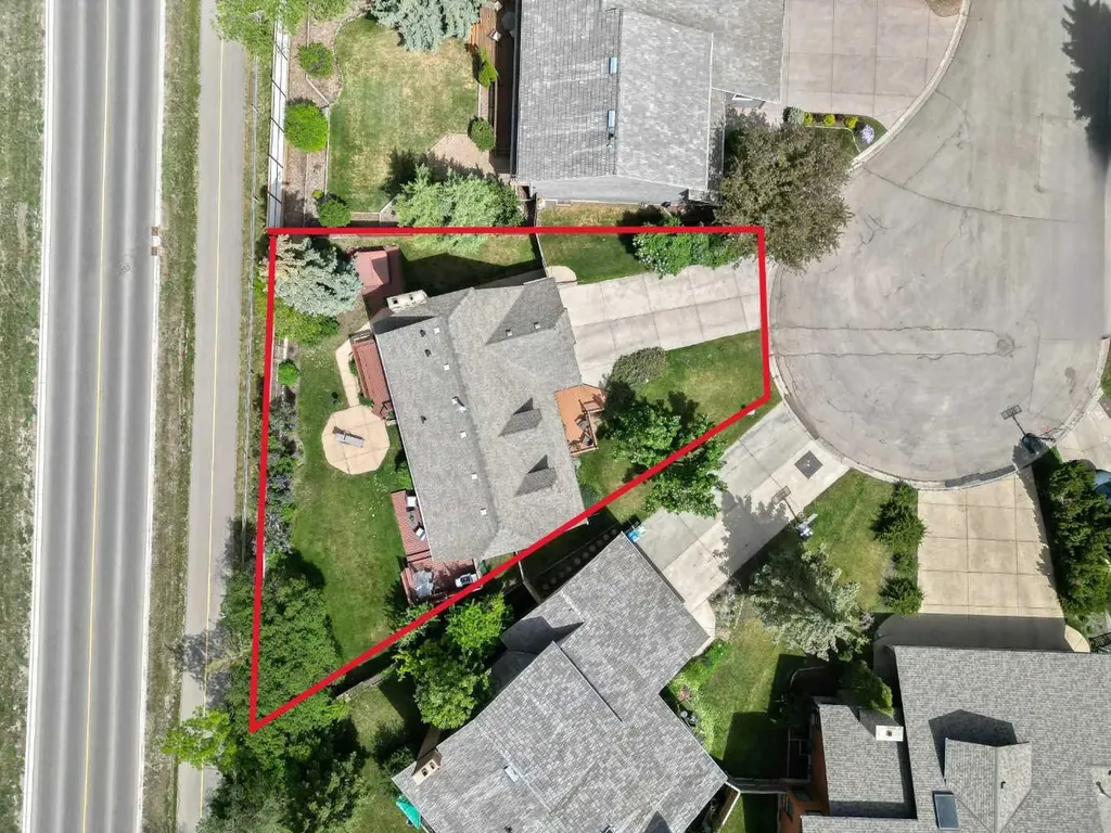 39 Canova Close SW Calgary AB T2W 3P7