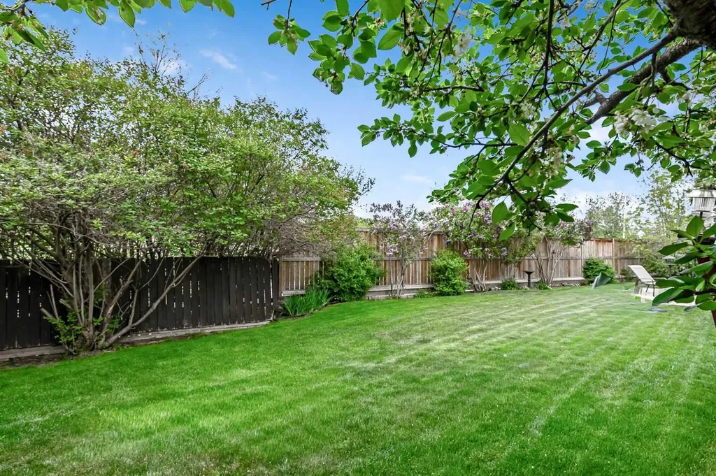 39 Canova Close SW Calgary AB T2W 3P7