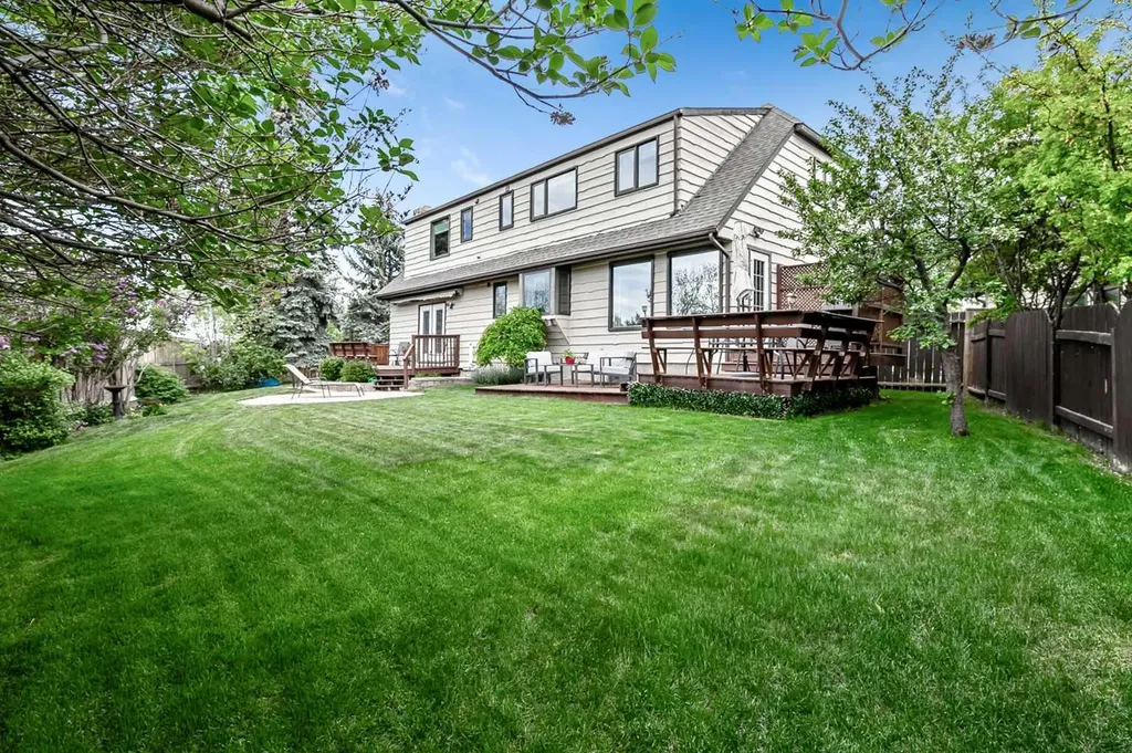 39 Canova Close SW Calgary AB T2W 3P7