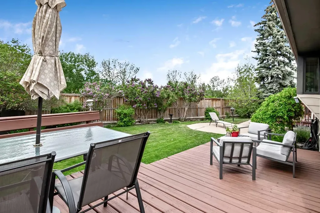 39 Canova Close SW Calgary AB T2W 3P7
