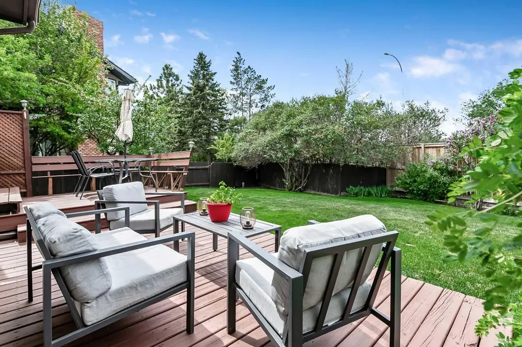 39 Canova Close SW Calgary AB T2W 3P7