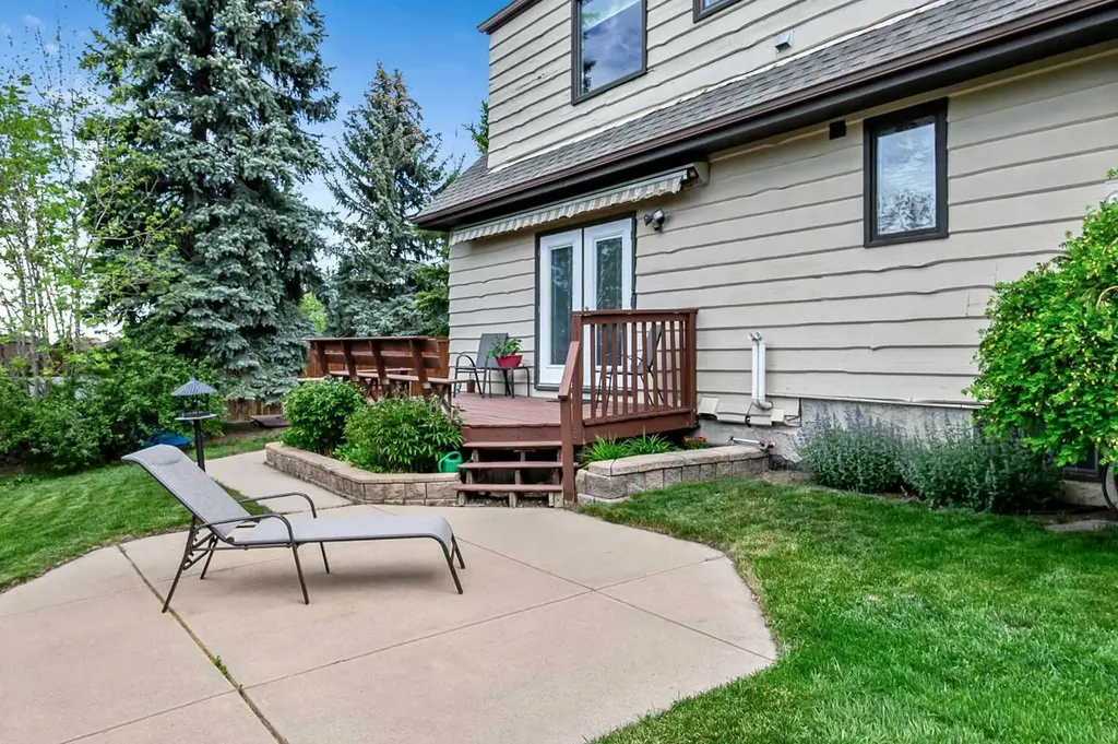 39 Canova Close SW Calgary AB T2W 3P7