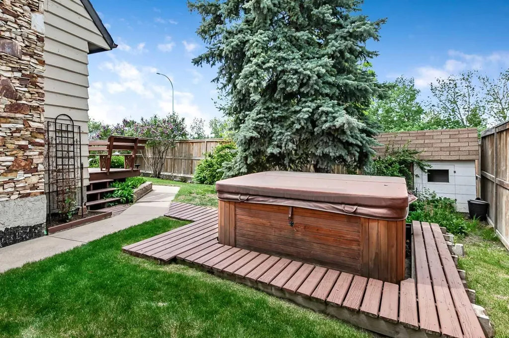39 Canova Close SW Calgary AB T2W 3P7