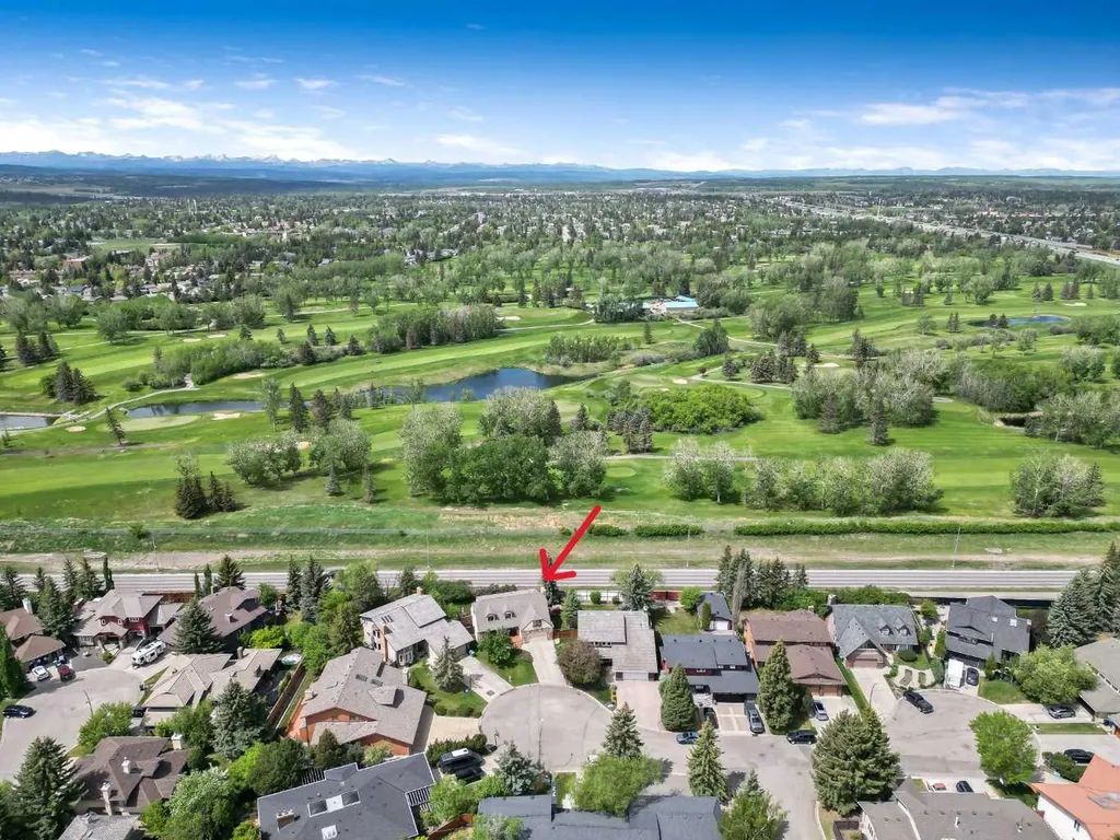 39 Canova Close SW Calgary AB T2W 3P7