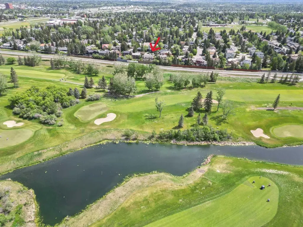 39 Canova Close SW Calgary AB T2W 3P7