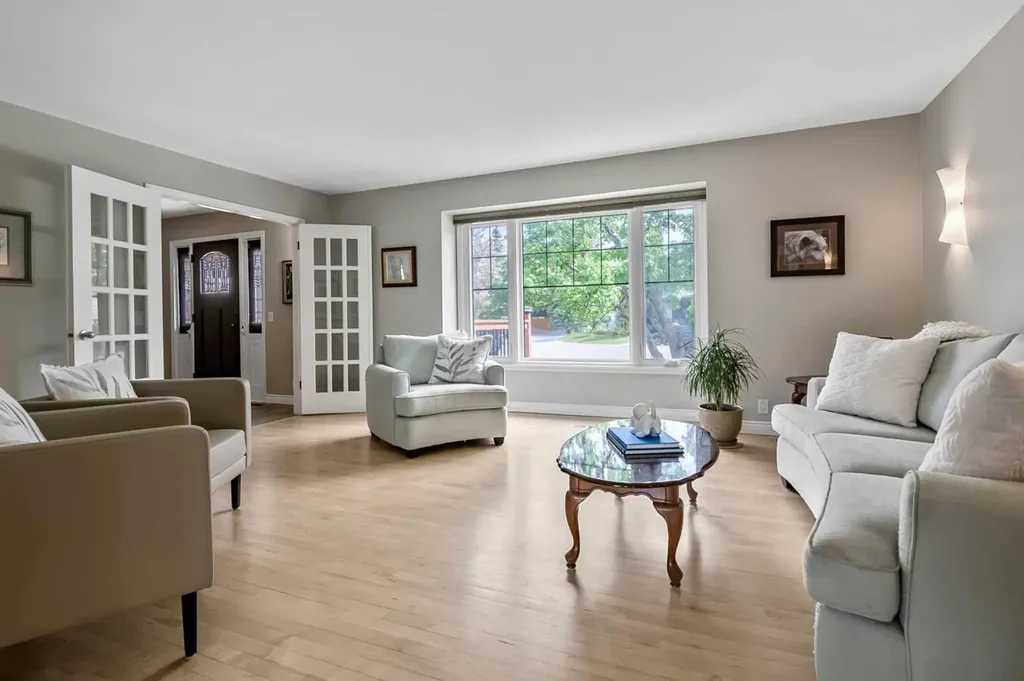 39 Canova Close SW Calgary AB T2W 3P7