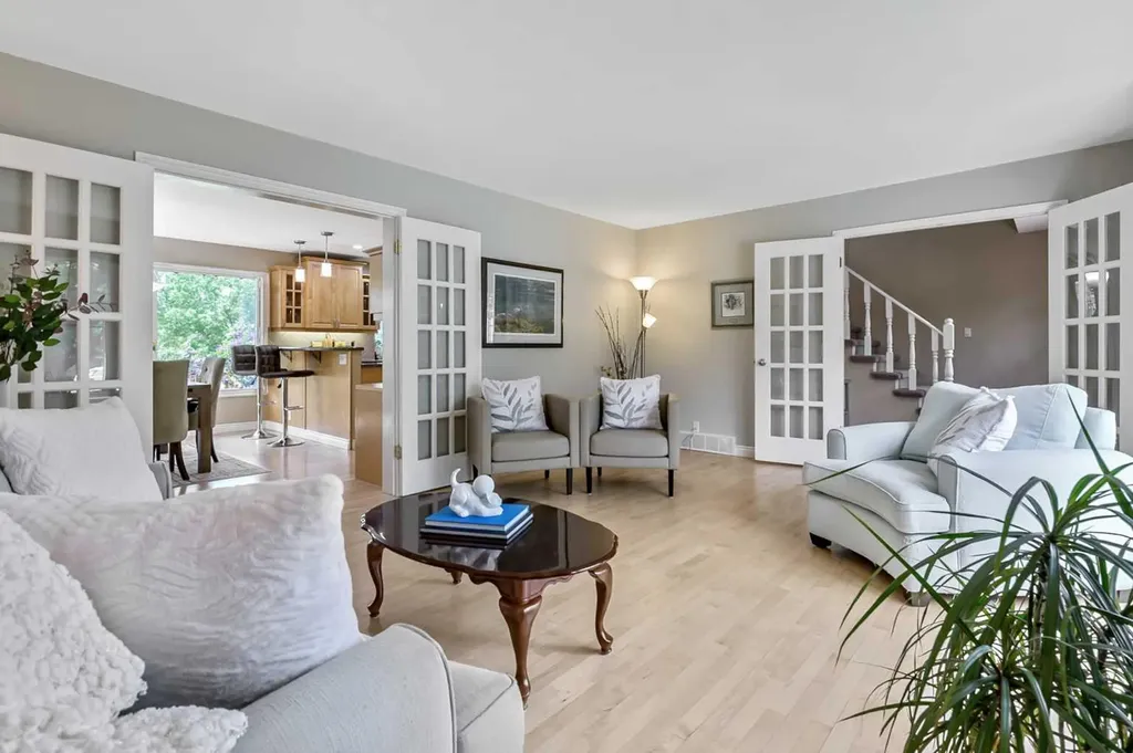 39 Canova Close SW Calgary AB T2W 3P7