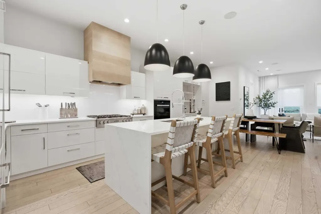 4318 17 Street SW Calgary AB T2T 4P8