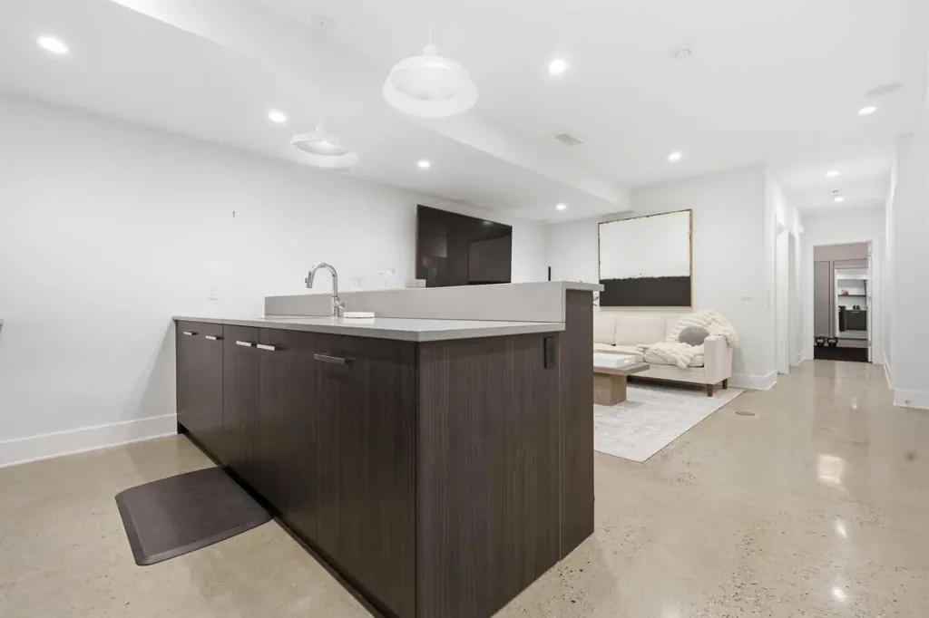 4318 17 Street SW Calgary AB T2T 4P8