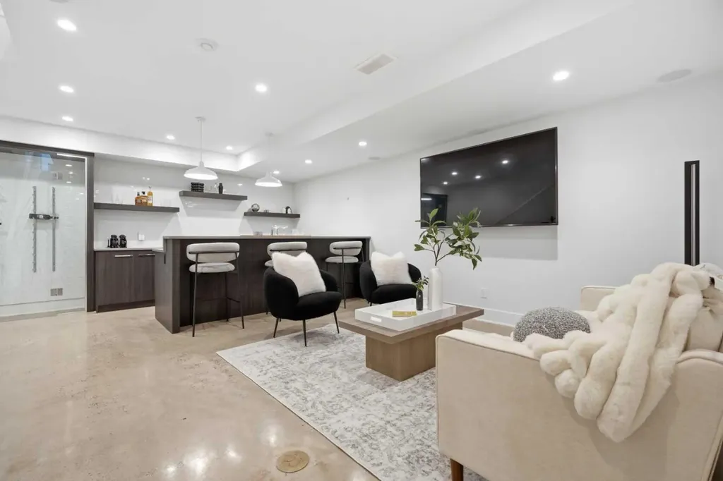4318 17 Street SW Calgary AB T2T 4P8