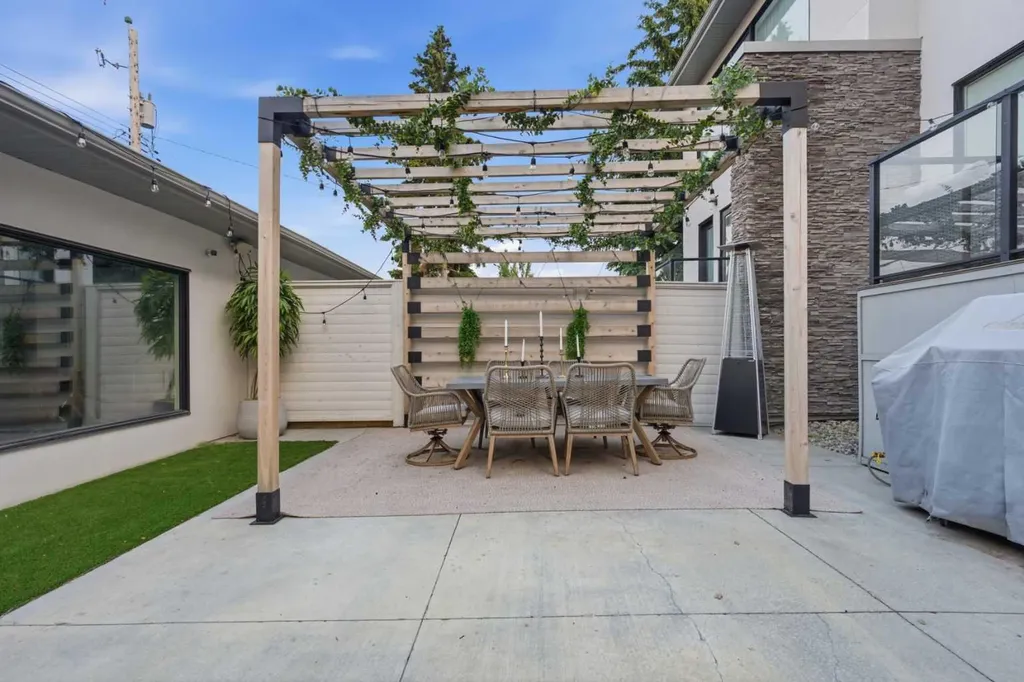 4318 17 Street SW Calgary AB T2T 4P8
