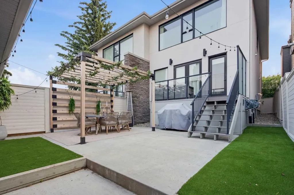 4318 17 Street SW Calgary AB T2T 4P8