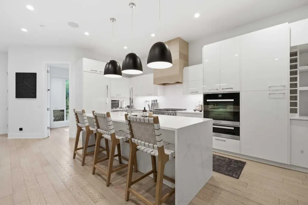4318 17 Street SW Calgary AB T2T 4P8
