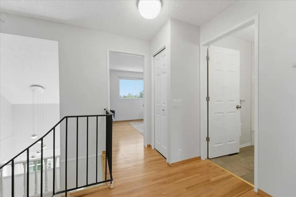 148 Edgedale Way NW Calgary AB T3A 2P9