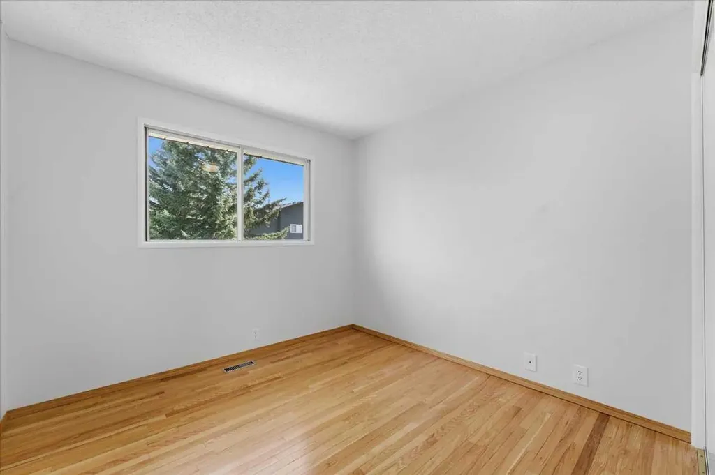 148 Edgedale Way NW Calgary AB T3A 2P9