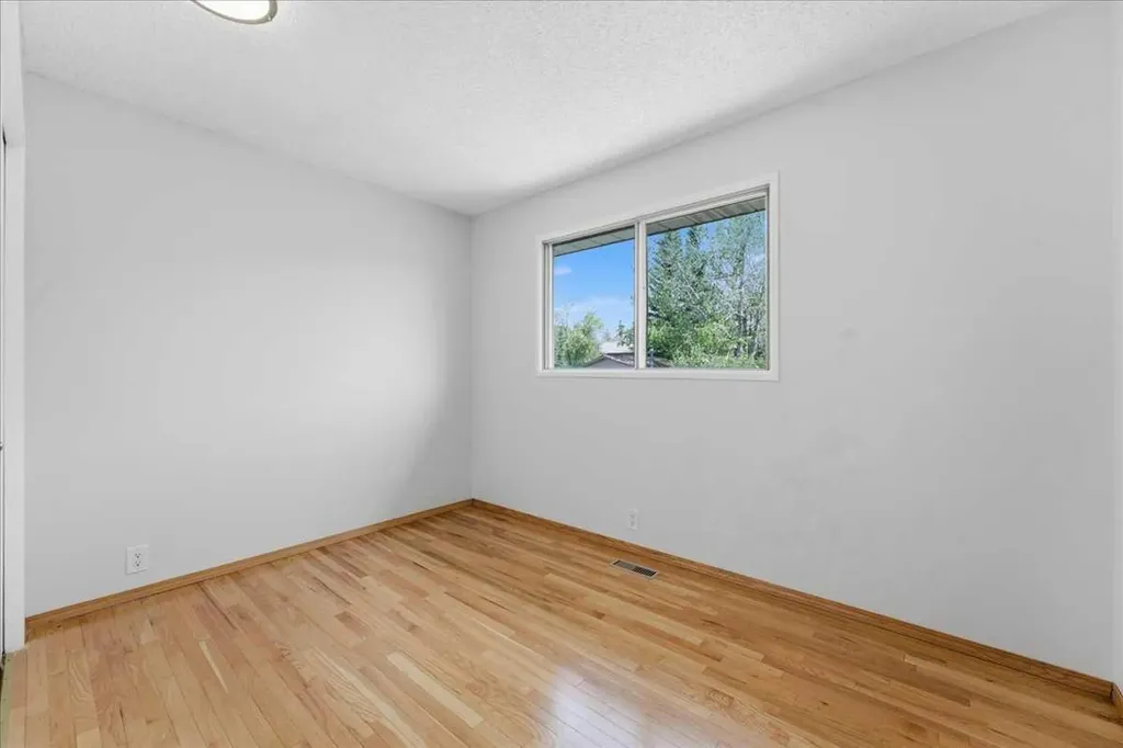 148 Edgedale Way NW Calgary AB T3A 2P9
