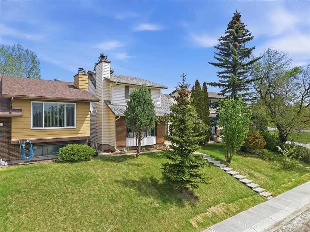 148 Edgedale Way NW Calgary AB T3A 2P9