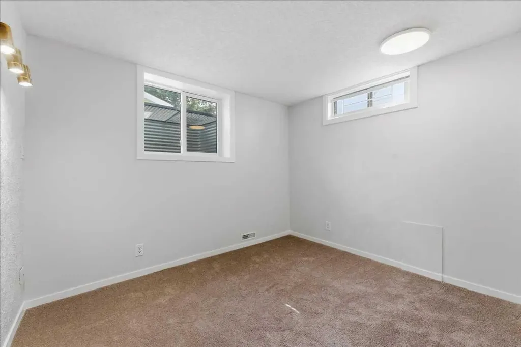 148 Edgedale Way NW Calgary AB T3A 2P9