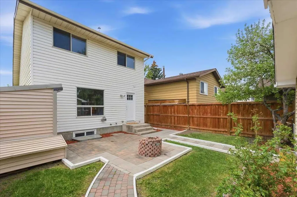 148 Edgedale Way NW Calgary AB T3A 2P9