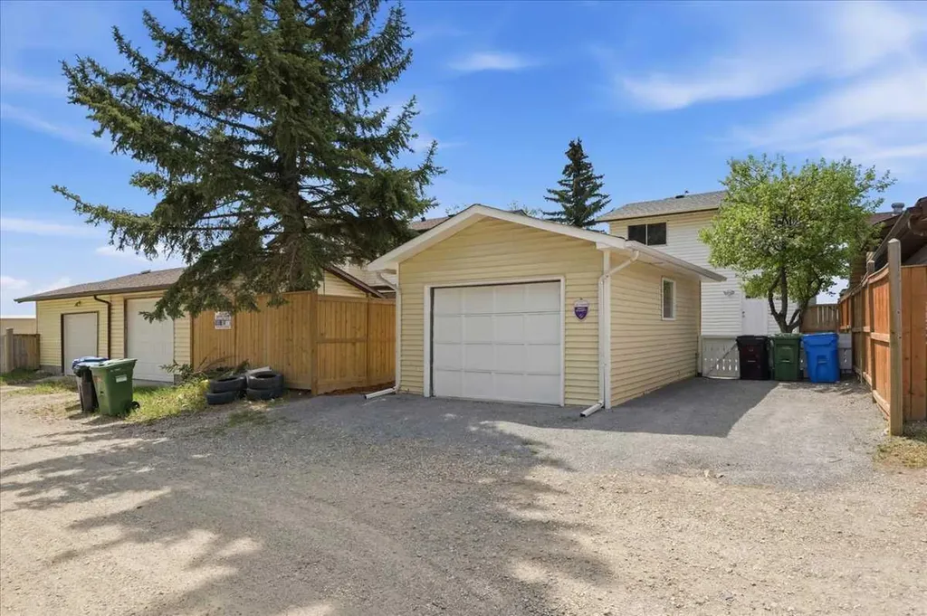 148 Edgedale Way NW Calgary AB T3A 2P9