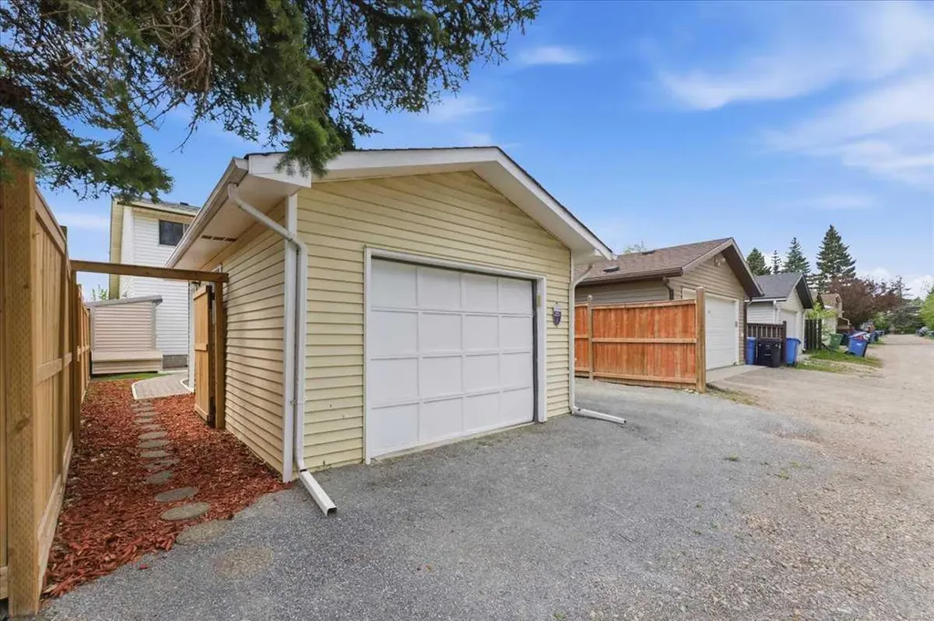 148 Edgedale Way NW Calgary AB T3A 2P9