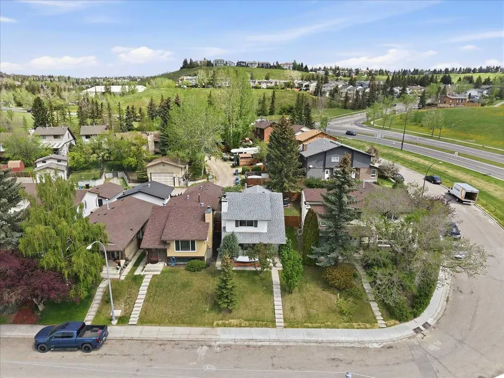 148 Edgedale Way NW Calgary AB T3A 2P9