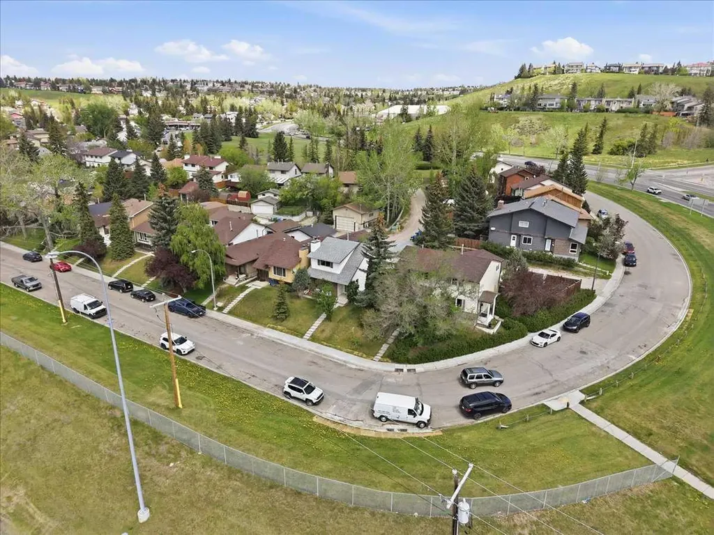 148 Edgedale Way NW Calgary AB T3A 2P9