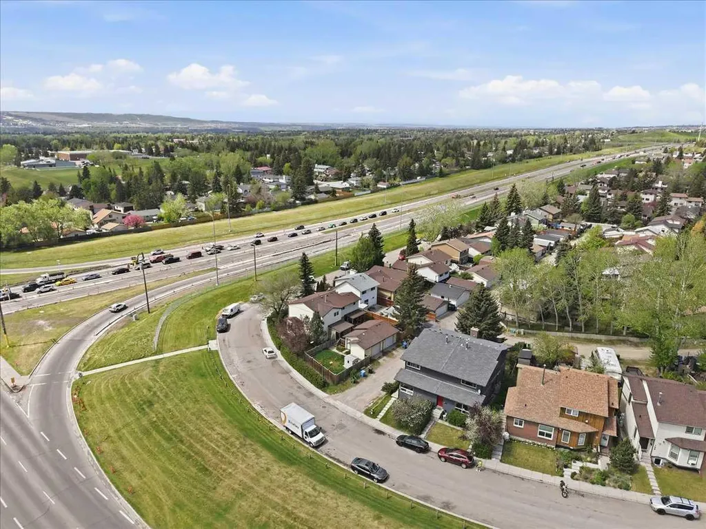 148 Edgedale Way NW Calgary AB T3A 2P9