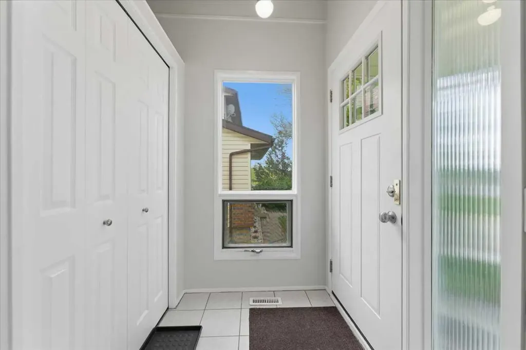 148 Edgedale Way NW Calgary AB T3A 2P9