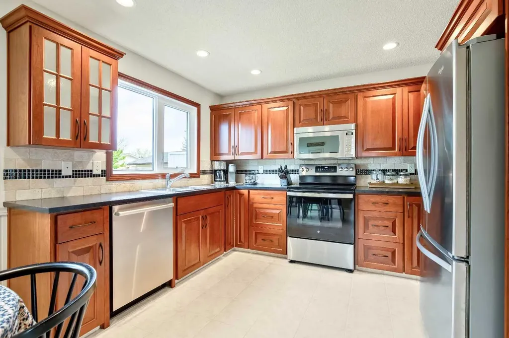 6011 Norfolk Drive NW Calgary AB T2K 5J7