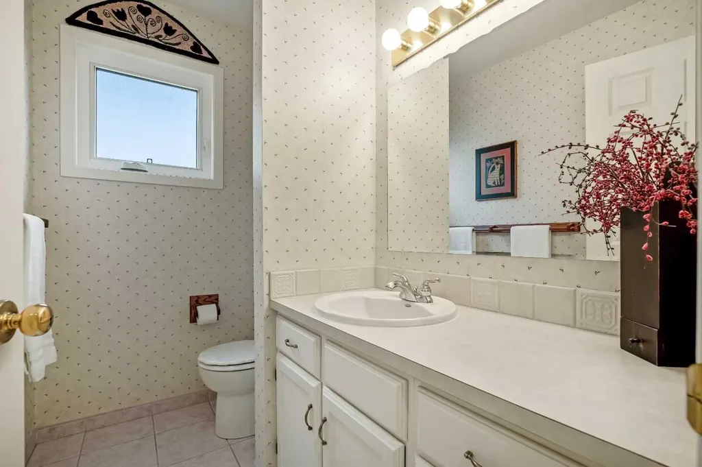 6011 Norfolk Drive NW Calgary AB T2K 5J7