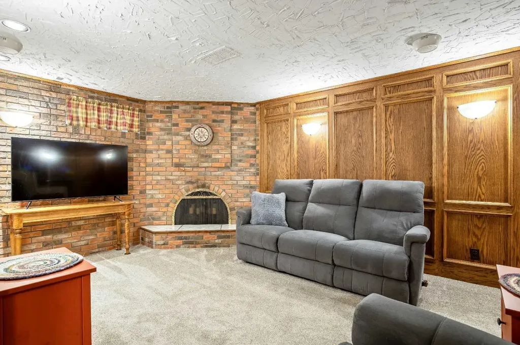 6011 Norfolk Drive NW Calgary AB T2K 5J7