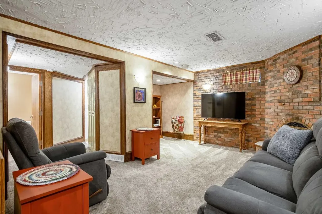 6011 Norfolk Drive NW Calgary AB T2K 5J7