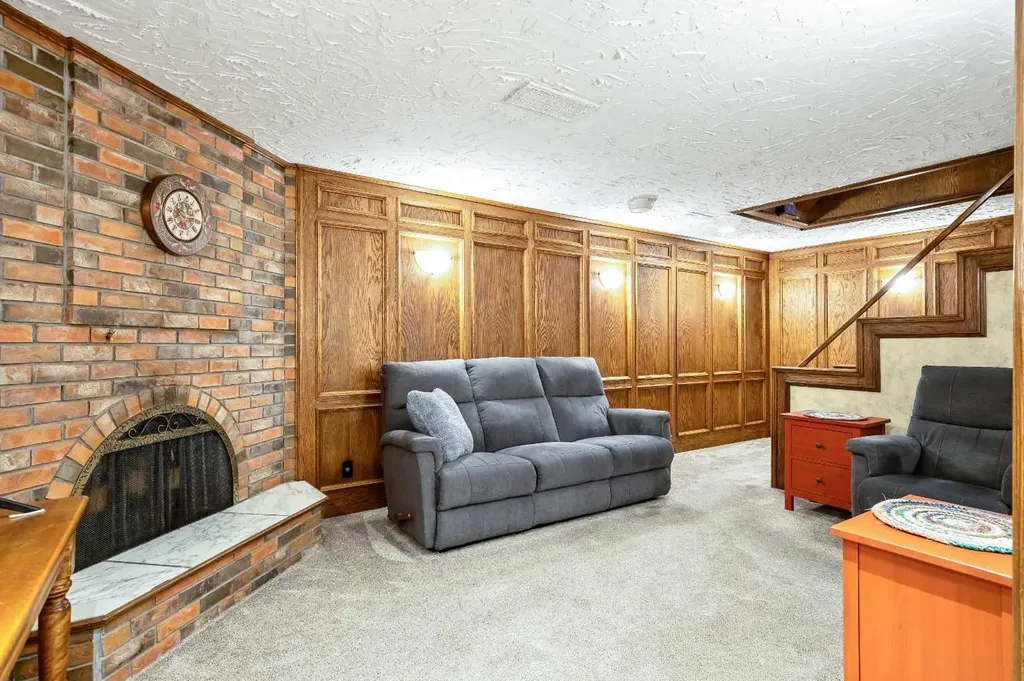 6011 Norfolk Drive NW Calgary AB T2K 5J7
