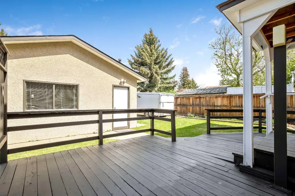 6011 Norfolk Drive NW Calgary AB T2K 5J7