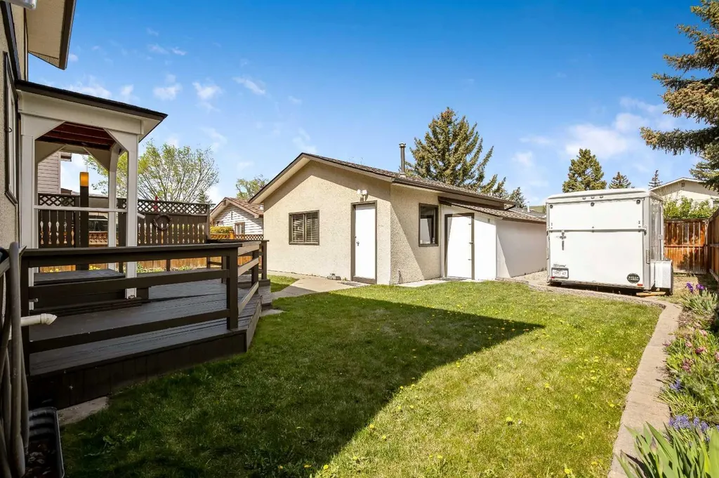6011 Norfolk Drive NW Calgary AB T2K 5J7
