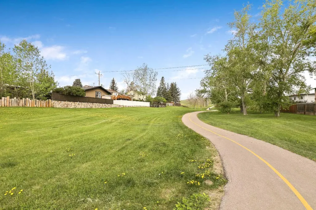 6011 Norfolk Drive NW Calgary AB T2K 5J7