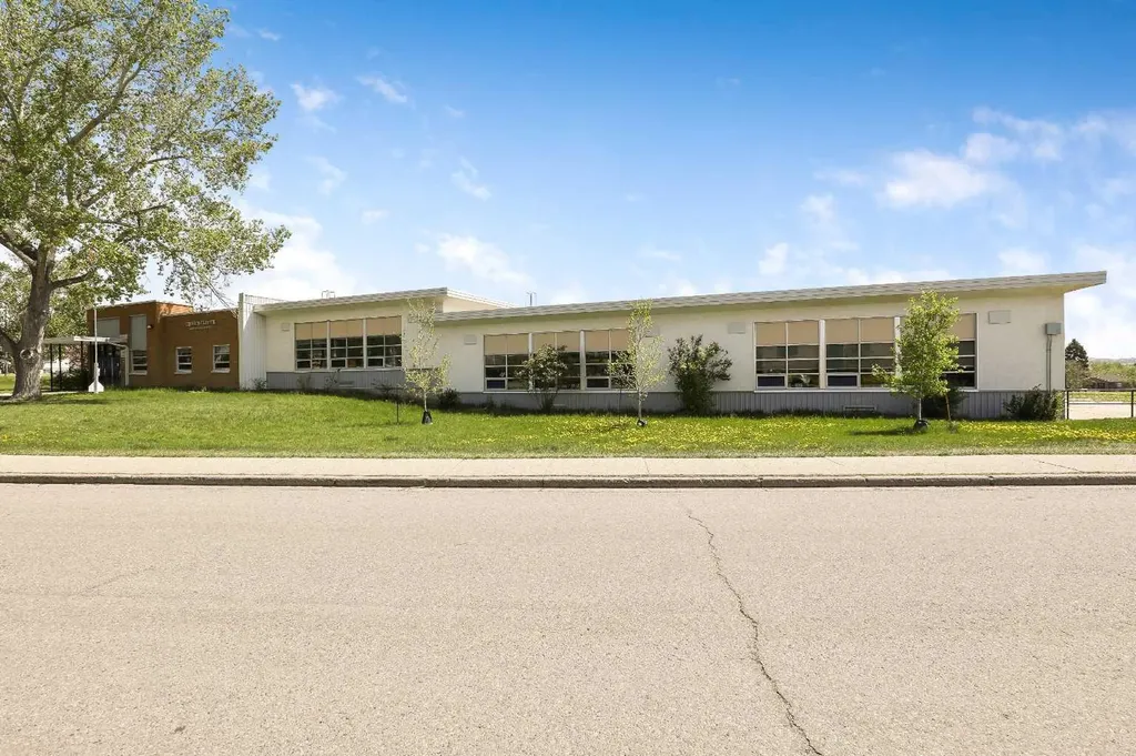 6011 Norfolk Drive NW Calgary AB T2K 5J7
