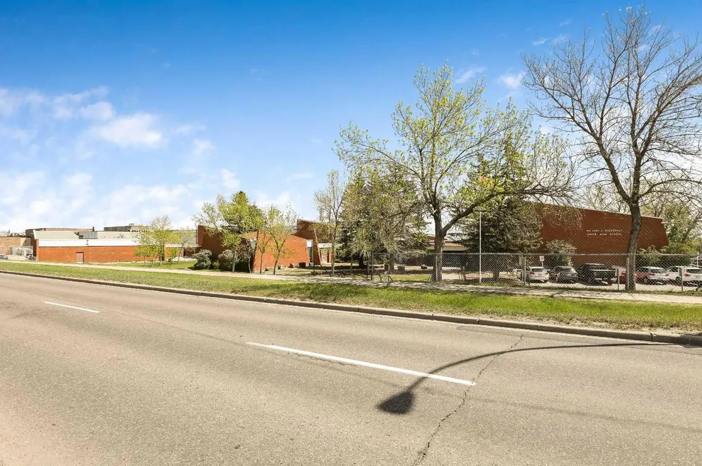 6011 Norfolk Drive NW Calgary AB T2K 5J7