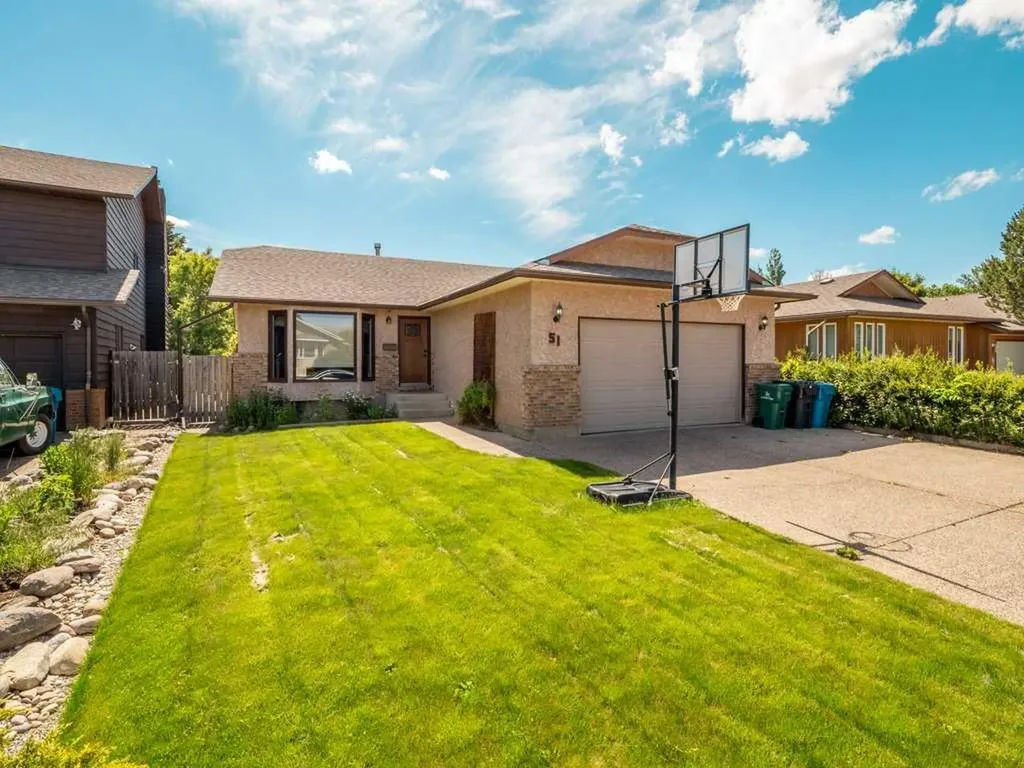 51 Wildwood Crescent W Lethbridge AB t1k6c8