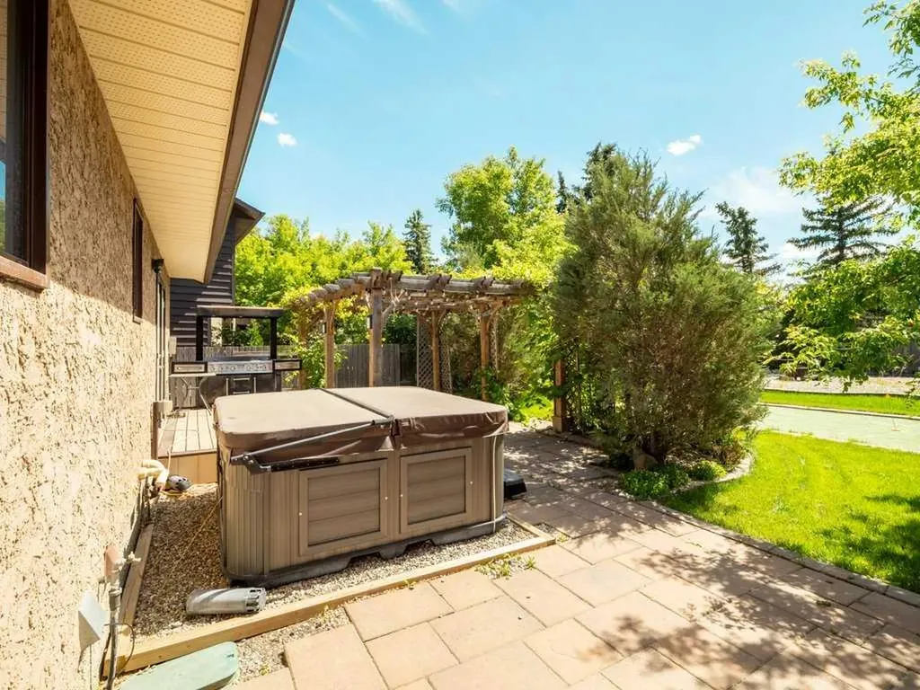 51 Wildwood Crescent W Lethbridge AB t1k6c8
